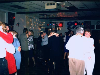 slowdance1.jpg (58059 bytes)